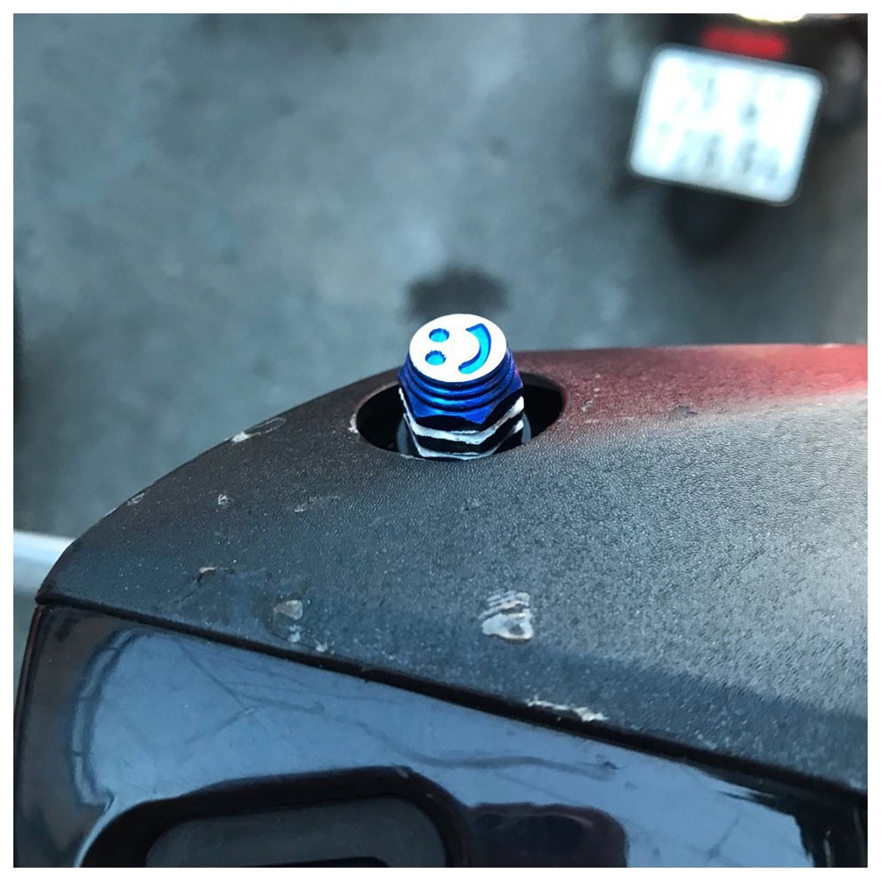 Bịt chân gương xe máy 10 li nhôm CNC các màu nổi bật