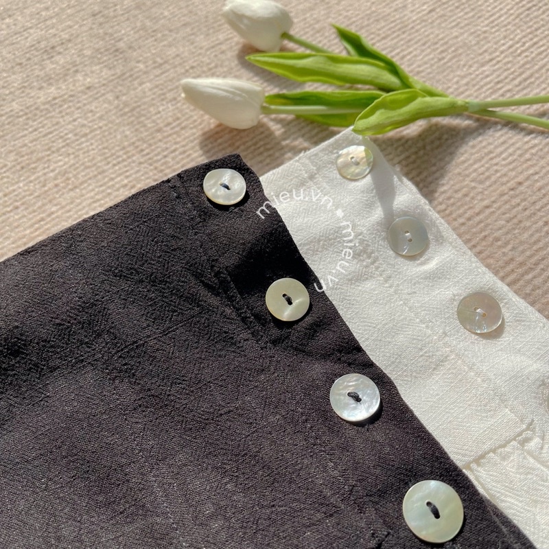 Chân váy ngắn linen có lót trong bo thun thiết kế 8 nút trẻ trung quyến rũ MIEU - JM23