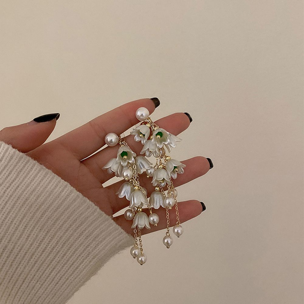 Khuyên tai lủng lẳng kiểu dáng hoa ngọc trai nhân tạo tinh xảo phong cách Hàn Quốc