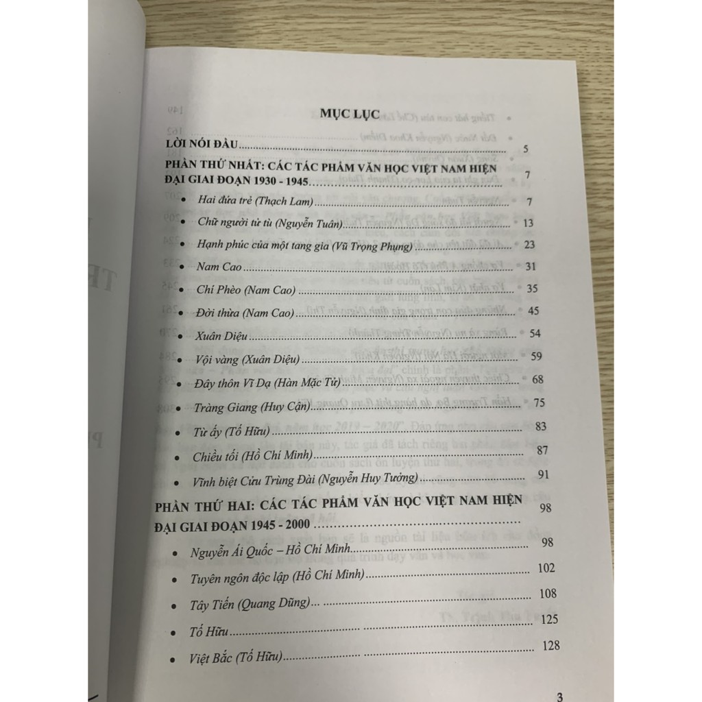 Sách - Hướng dẫn ôn thi THPT môn Ngữ Văn phần Văn học hiện đại (Bản mới nhất 2021) | BigBuy360 - bigbuy360.vn