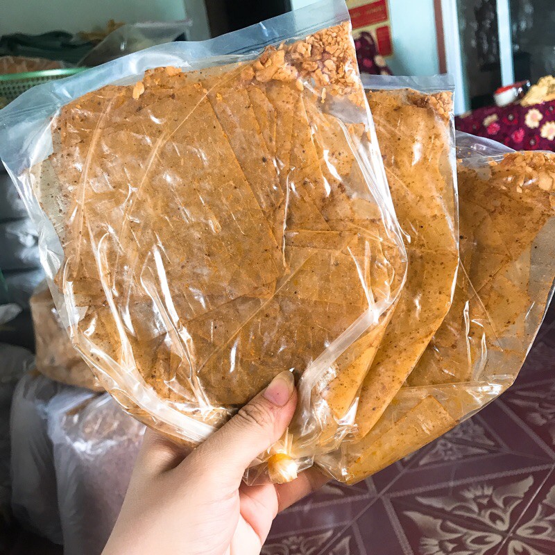 Bánh tráng nghệ sĩ muối phủ đều bánh thơm lừng