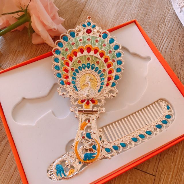 Gương công chúa kèm lược