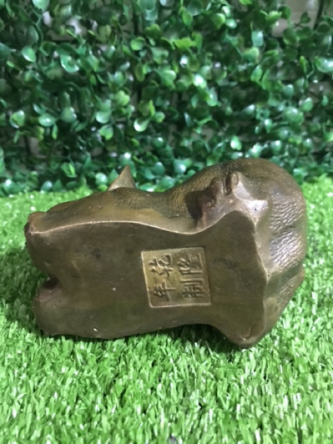 Tượng đồng con mèo