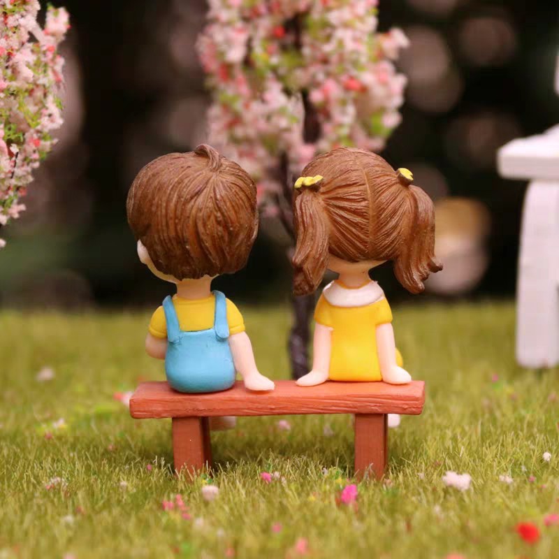 Tiểu cảnh - cặp đôi ngồi học bài (KÈM GHẾ) trang trí terrarium, chậu cây mini, sen đá, charm slime