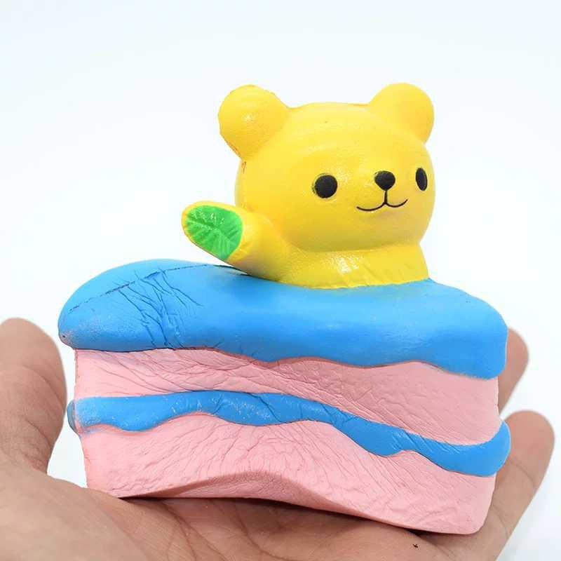 Squishy miếng bánh gato gấu vàng