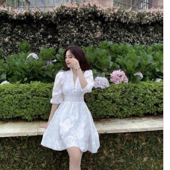 Đầm Trắng Hoa Nổi Cổ Trụ Tay Bồng Nhẹ Dáng Xòe Nút Ngưc