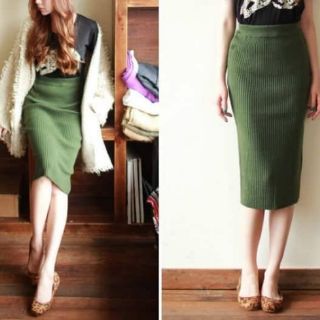 Chân. Váy len bút chì xẻ trước