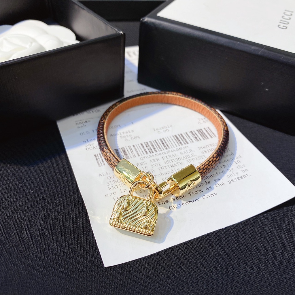 Vòng tay nữ da móc khoá và logo thương hiệu titan không hoen gỉ Ròm House lắc tay trang sức thời trang đẹp sang chảnh