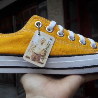 Giày sneaker cổ thấp buộc dây màu vàng