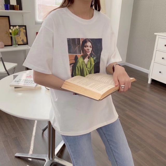 Áo thun cô gái mặc áo xanh