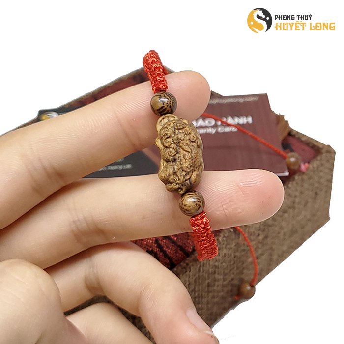 Vòng Chỉ Đỏ Mix Charm Hoa Sen, Tỳ Hưu, Thánh Giá Gỗ Trầm Hương Tự Nhiên Cho Cả Nam Và Nữ