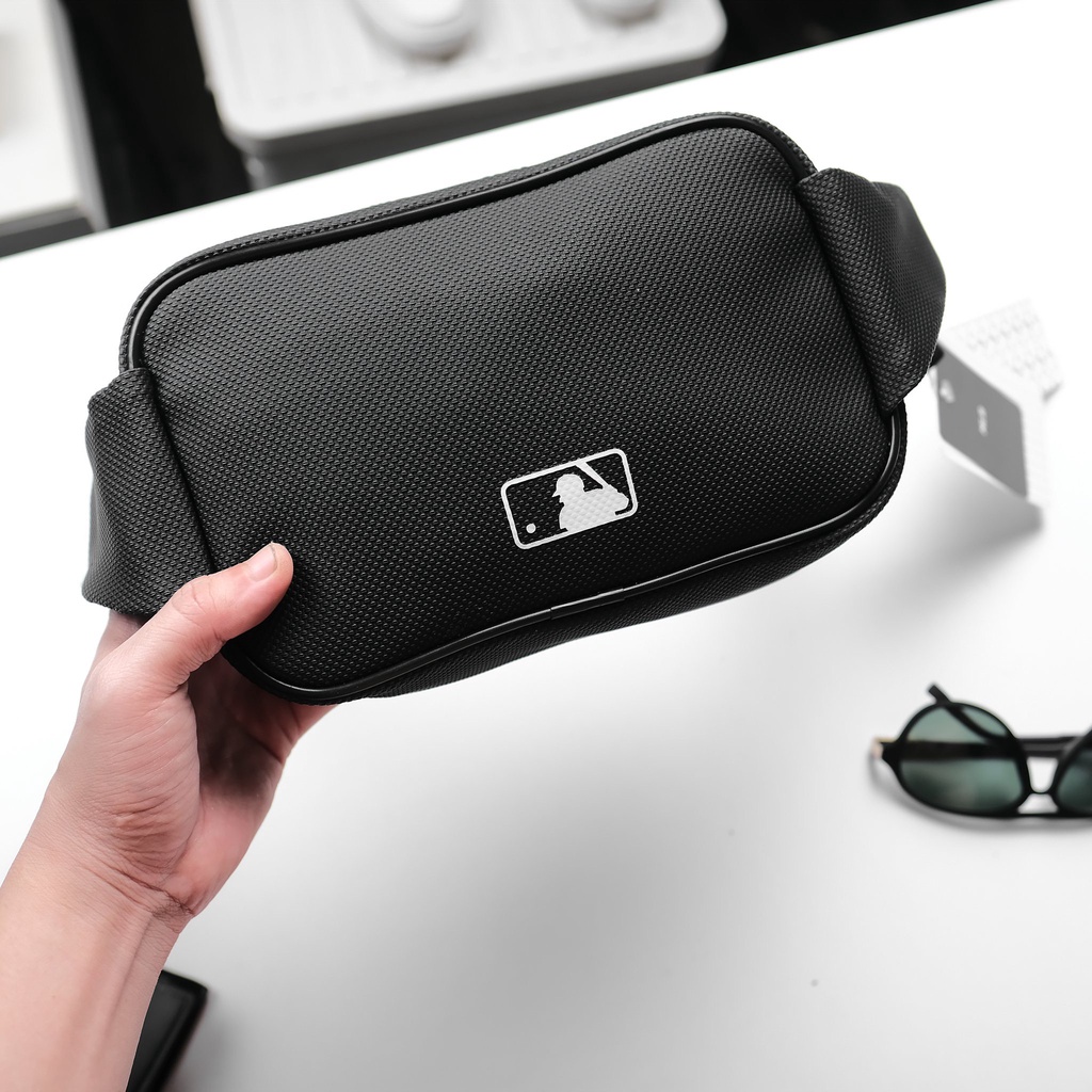 TÚI ĐEO CHÉO MLB KOREA WAISTBAG-  Chất liệu si cty chống thấm  • Logo thêu cực kì nét  • Ngăn chính đựng thoải mái