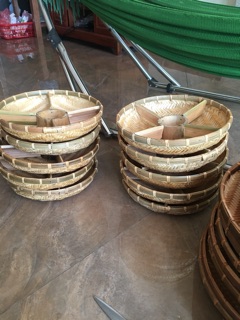 Mẹt tre chia ngăn.