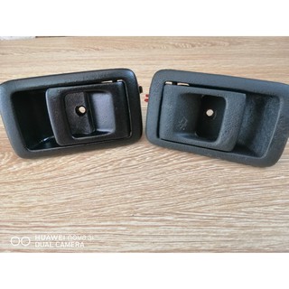 Tay mở cửa trong Toyota Zace