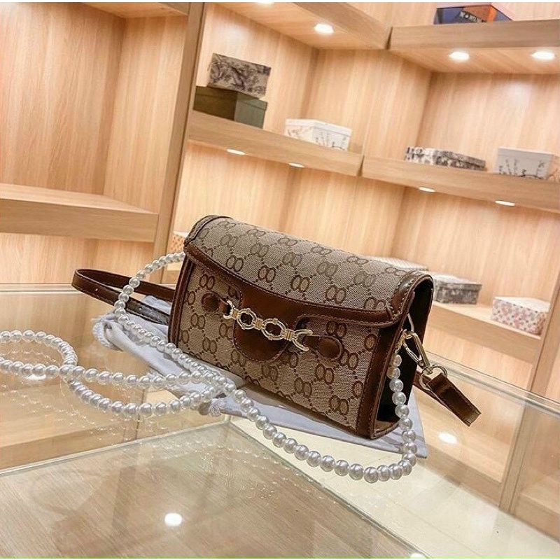 Túi đeo chéo dáng ngang nắp mỏ bản dây da và dây ngọc siêu sang cho nữ