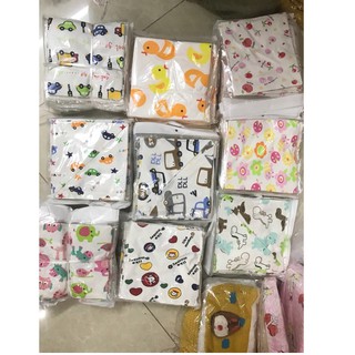 01 Yếm Quàng Cổ Có Cúc Bấm Cho Bé