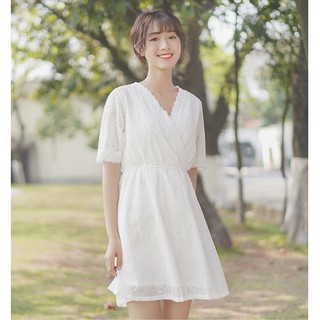 VD046 Đầm trắng thêu hoa cổ V