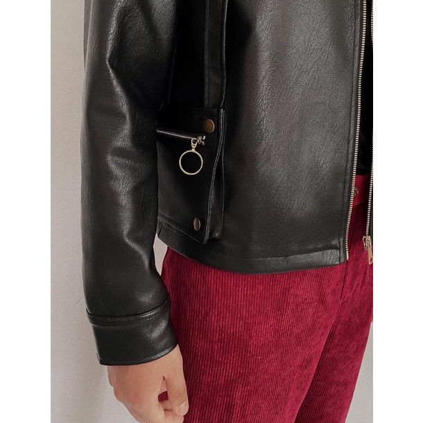 Áo khoác da dây đai trong bộ sưu tập thu đông 2021 WAGG