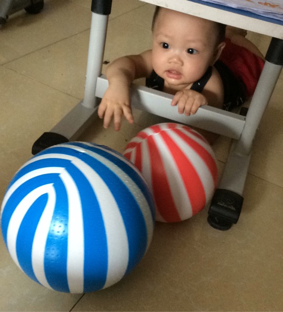 Bóng nhựa sọc xanh và đỏ