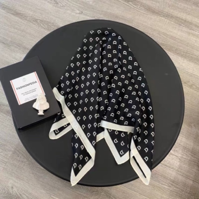 Khăn turban lụa vuông choàng cổ ( có thể quấn thành áo) size 70cm