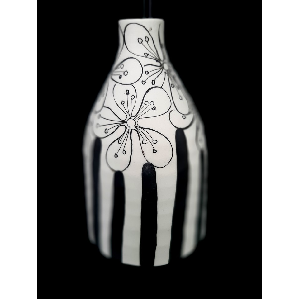 Bình cắm hoa/ bình trang trí-họa tiết vẽ hoa đen trắng sản xuất tại xưởng gốm Authentic bat tràng
