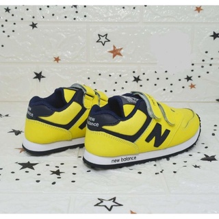 Giày sneaker đi học cho bé