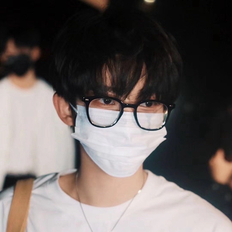 KÍNH VUÔNG CÀNG MẢNH