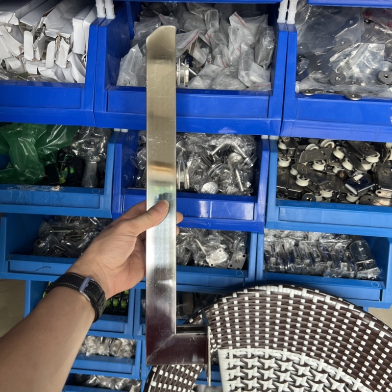 Trụ cầu thang kính bắt cạnh inox sus 304