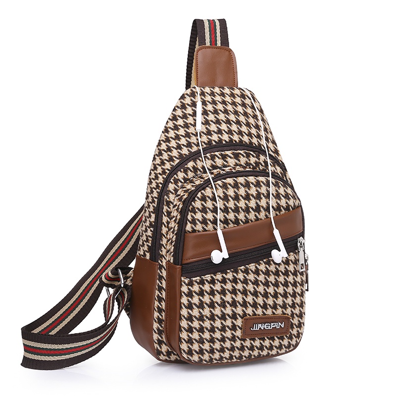 Túi đeo chéo vai và trước ngực màu tương phản dễ phối đồ cho nữ