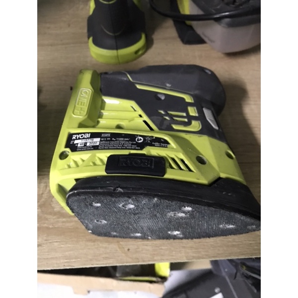 Nhám tam giác Ryobi 18v R18PS