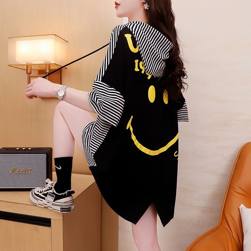 Áo Thun Tay Ngắn Có Mũ Trùm Đầu Dáng Rộng Tay Lửng Họa Tiết Kẻ Sọc Phong Cách Phương Tây Cho Nữ