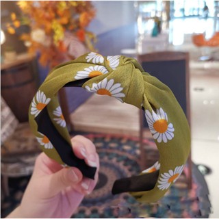 Cài tóc hoa cúc trắng nền xanh lá vải lụa mịn sang trọng