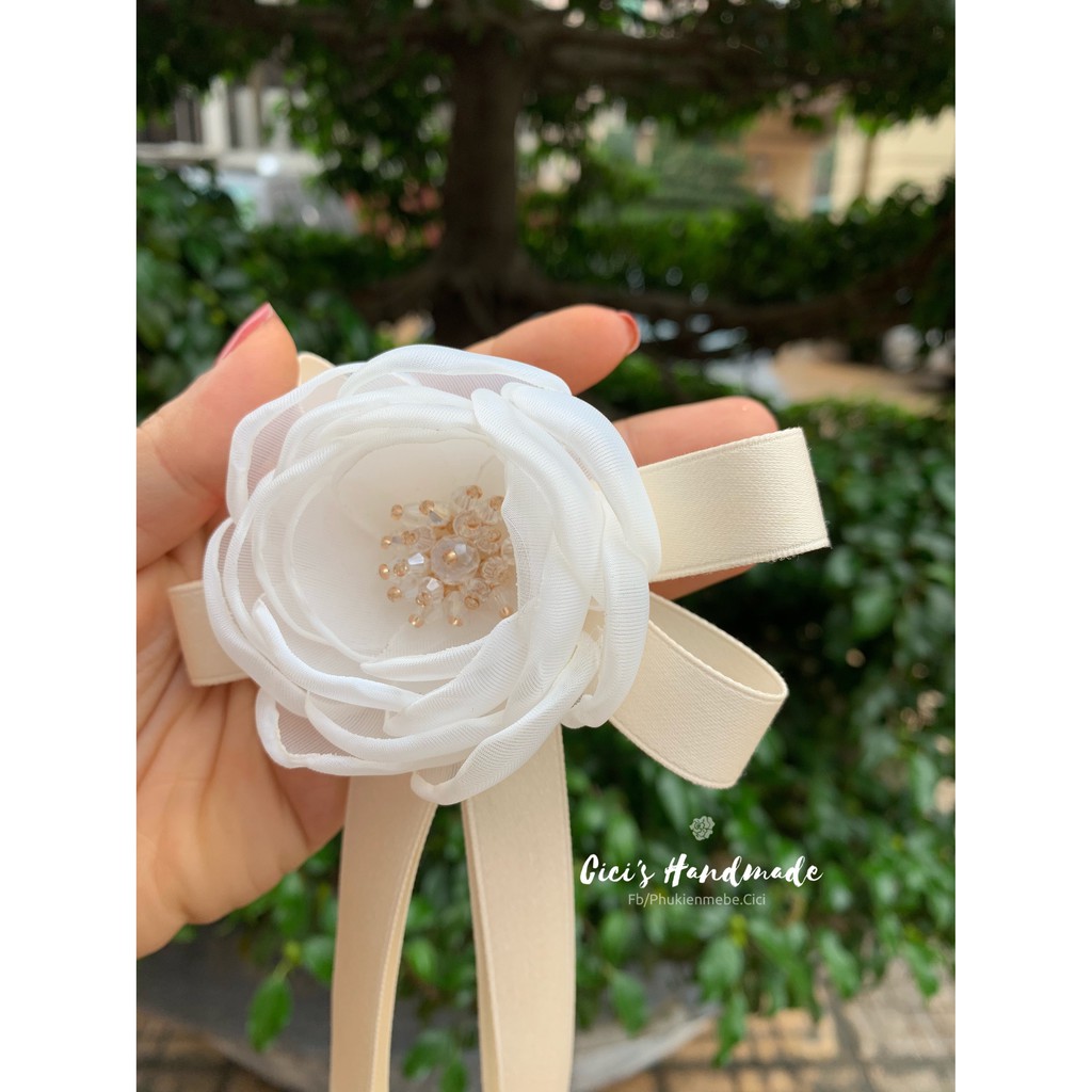 Hoa Cài Áo Màu Trắng Voan Mỹ Cici Handmade