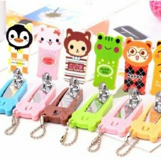 Bấm cắt móng tay hình thú cho bé yêu