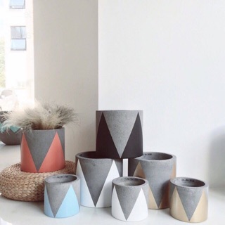 Chậu xi măng trụ hoạ tiết vương miệng