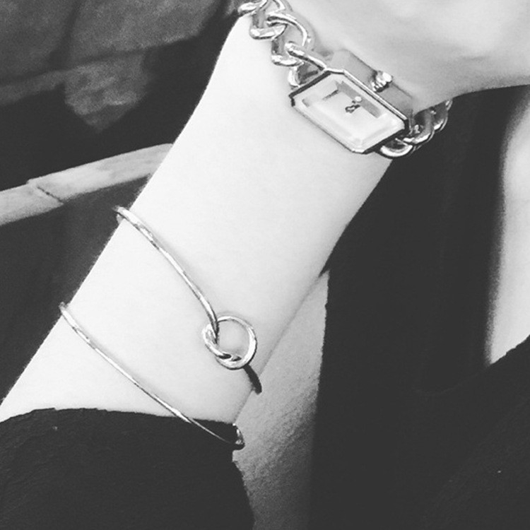 Vòng tay hở kiểu dáng trẻ trung, thời trang cho nữ | BigBuy360 - bigbuy360.vn