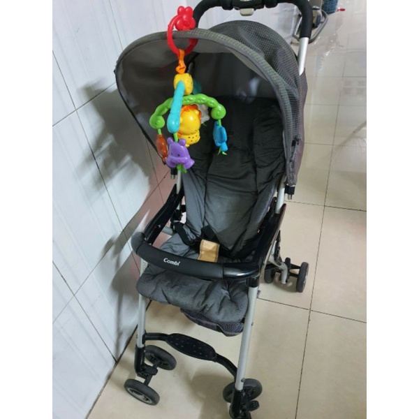 Thanh lý xe đẩy combi du lịch siêu nhẹ kèm đồ chơi của Nhật