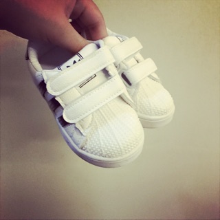 Giày Adidas cho bé yêu