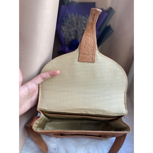 Túi đeo chéo da mộc dập vân