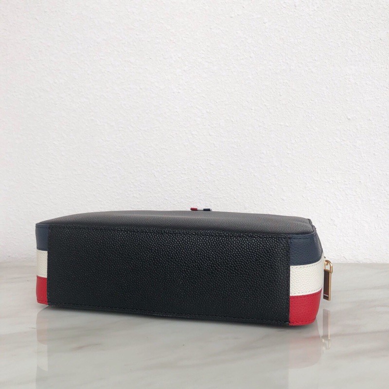 Túi clutch mới làm bằng da bò vân bóng. Thương hiệu này luôn giữ được sự chú trọng và hấp dẫn thom browne