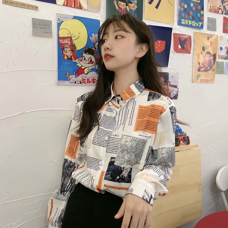 Áo sơ mi tay dài dáng rộng in họa tiết tờ báo kiểu retro cá tính cho nữ