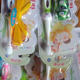 Hộp bàn chải đánh răng trẻ em có tặng kèm đồ chơi.