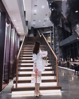 ĐẦM BẸT VAI TRẮNG ĐAN DÂY EO