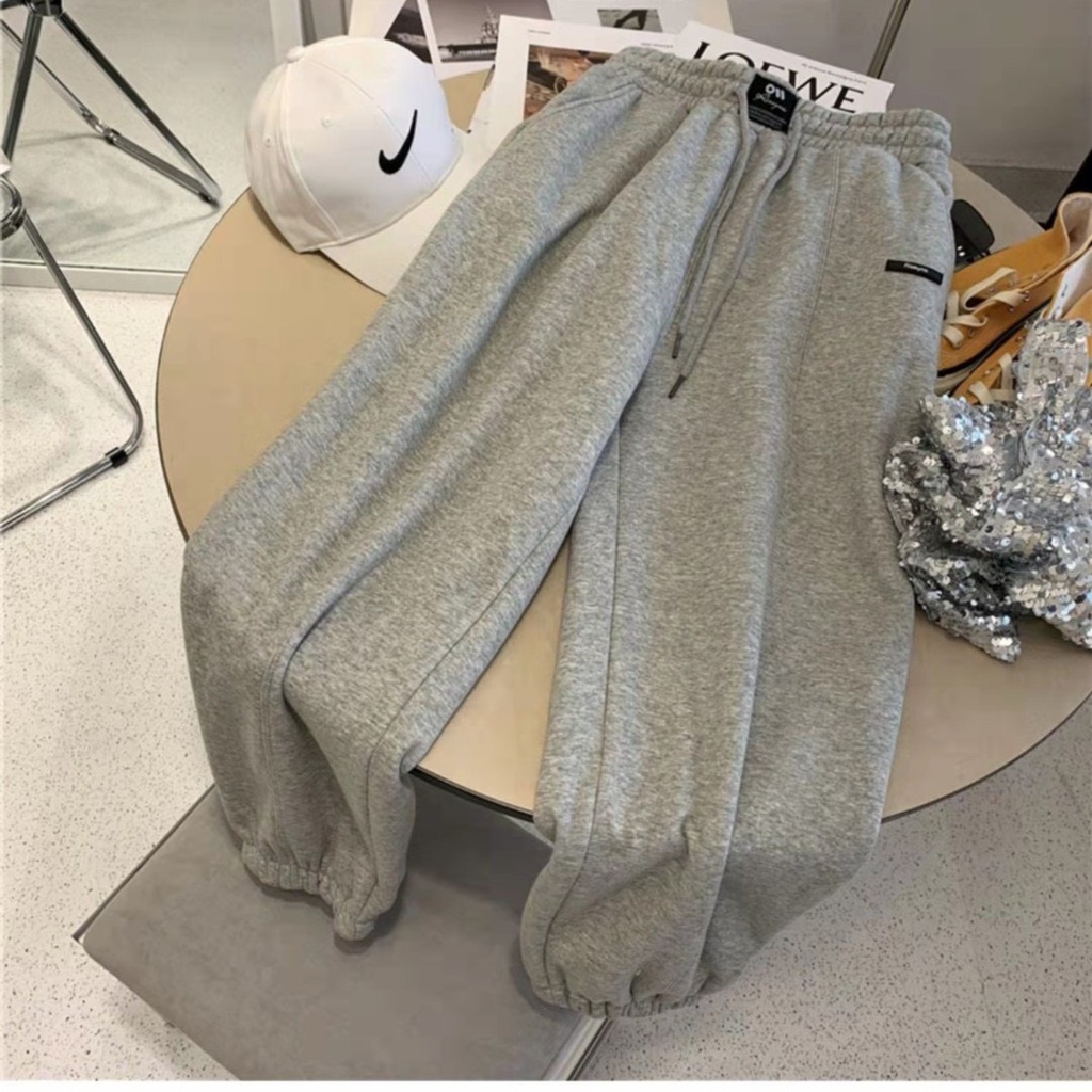Quần Jogger Gắn Logo Quần Dài Chât Thun Đẹp Không Xù Phong Cách Hàn Quốc Unisex Nam Nữ