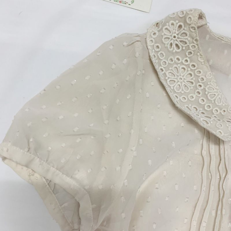 Áo sơ mi cổ sen màu trắng ngà ngắn tay vintage