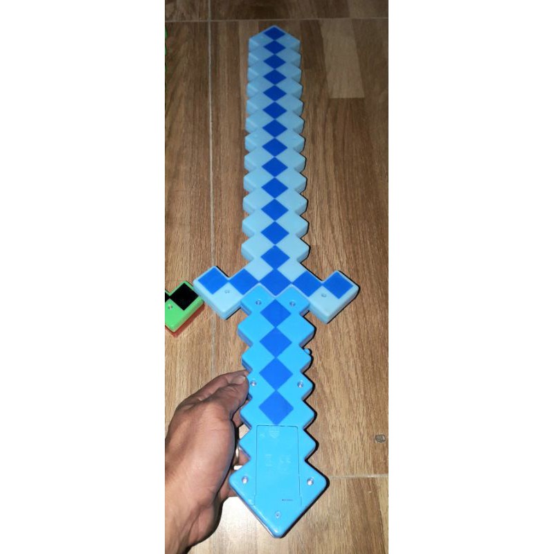 Một thanh Gươm_MineCraft bằng nhựa dài 60cm có nhạc và đèn led rất đẹp tặng kèm pin