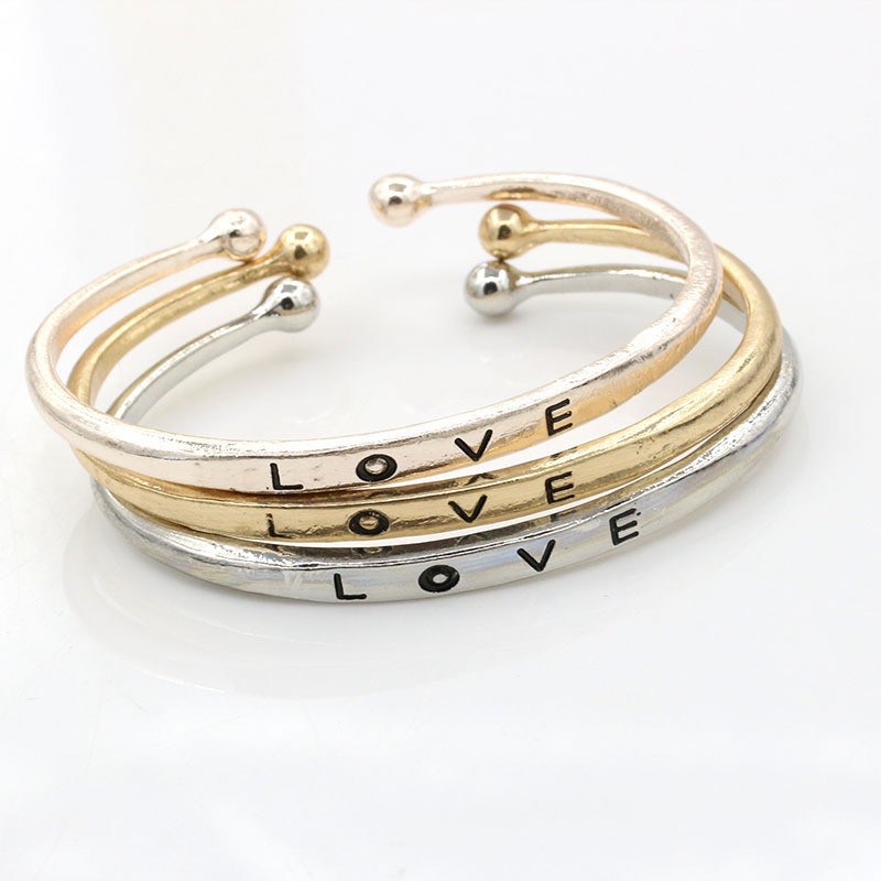 Vòng đeo tay kiểu hở có in chữ LOVE