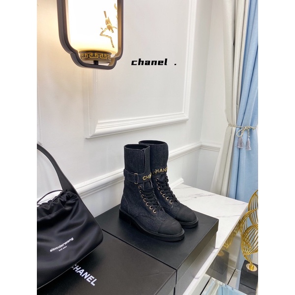 Giày cao cổ da Chanel phong cách thanh lịch tạo cảm giác khác biệt, vải da bê, đế kết hợp nhiều lớp