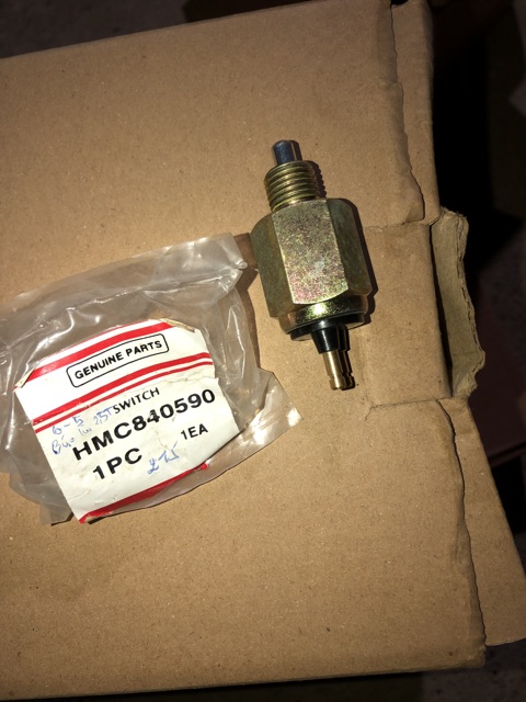 phutungthaythe| núm báo lùi ô tô huyndai 2,5 tấn ( núm báo lùi oto)