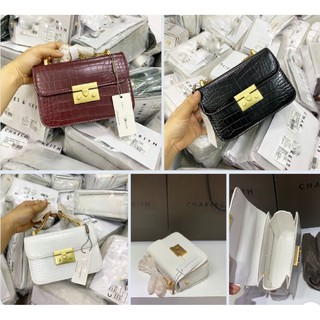Túi chữ C vân rắn đinh sườn size 18